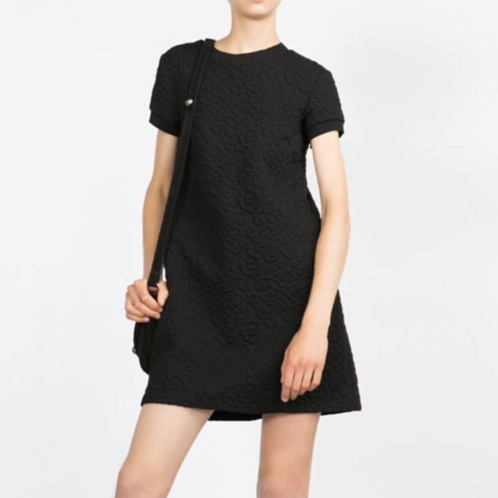 🇪🇸 ZARA embossed short-sleeved black minidress size M